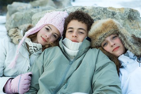 Young friends wearing winter clothing, portrait Foto de stock - Sin royalties Premium, Código: 695-03389278