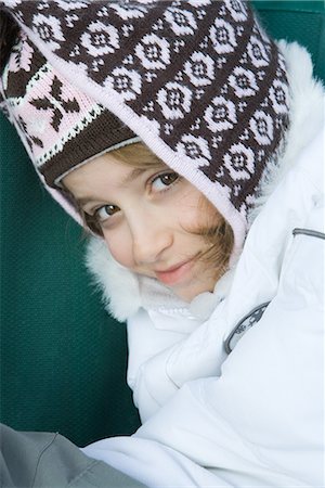 simsearch:696-03401780,k - Mädchen tragen Winterkleidung, Lächeln in die Kamera, Porträt Stockbilder - Premium RF Lizenzfrei, Bildnummer: 695-03389330