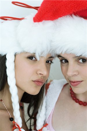 Two young female friends dressed in Christmas costumes, looking at camera, portrait Foto de stock - Sin royalties Premium, Código: 695-03389417
