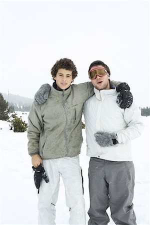 simsearch:695-03376454,k - Deux jeunes skieurs debout avec les bras autour des épaules de l'autre, souriant à la caméra, portrait Photographie de stock - Premium Libres de Droits, Code: 695-03389435