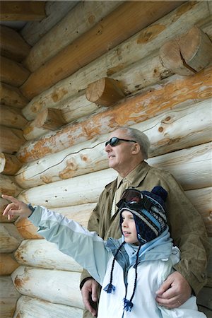 family in log cabin - Grandfather and grandson standing together, boy pointing, both looking away Foto de stock - Sin royalties Premium, Código: 695-03389436