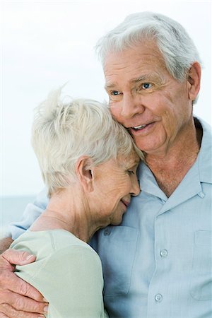 simsearch:695-03377910,k - Senior couple hugging Fotografie stock - Premium Royalty-Free, Codice: 695-03389532