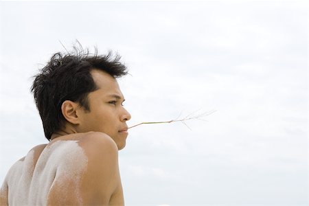 simsearch:696-03402108,k - Man with sand on his back holding piece of straw in his mouth, profile Stock Photo - Premium Royalty-Free, Code: 695-03389652