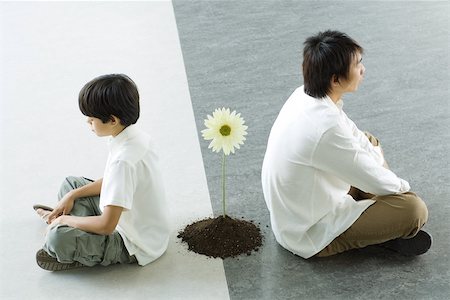 simsearch:695-03389681,k - Junge und Mann sitzt Rücken an Rücken, eine einzelne Blume zwischen Ihnen Stockbilder - Premium RF Lizenzfrei, Bildnummer: 695-03389754