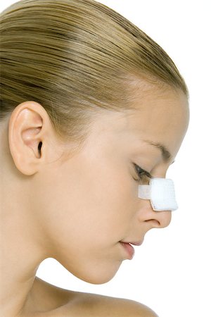 Junge Frau mit bandagierte Nase, Profil Stockbilder - Premium RF Lizenzfrei, Bildnummer: 695-03389825