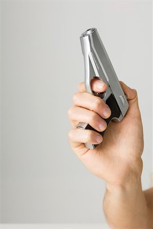 simsearch:614-08871728,k - Hand holding gun, close-up Foto de stock - Royalty Free Premium, Número: 695-03380015