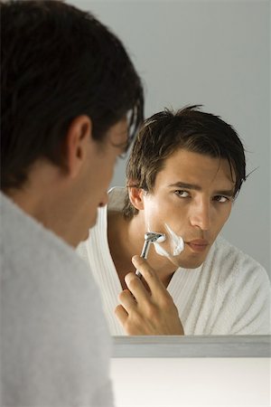 simsearch:696-03402708,k - Man shaving, looking at self in mirror Stock Photo - Premium Royalty-Free, Code: 695-03380121