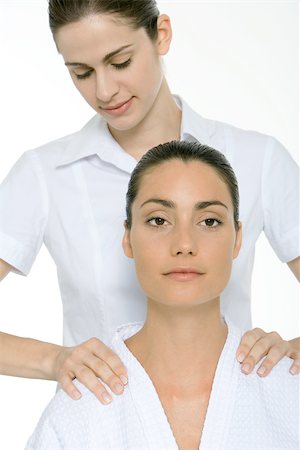 simsearch:633-02128598,k - Woman receiving shoulder massage, looking at camera Fotografie stock - Premium Royalty-Free, Codice: 695-03380196