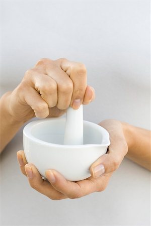 Woman using mortar and pestle, close-up, cropped view Foto de stock - Sin royalties Premium, Código: 695-03380296