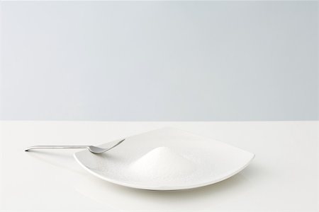 simsearch:633-02417355,k - Heap of sugar on plate, fork resting on edge of plate Stock Photo - Premium Royalty-Free, Code: 695-03380305