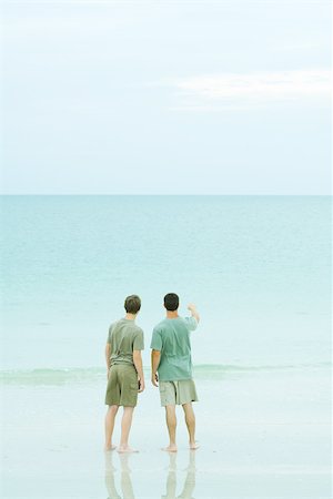 simsearch:696-03395430,k - Two men standing on beach looking at the horizon Foto de stock - Royalty Free Premium, Número: 695-03380409