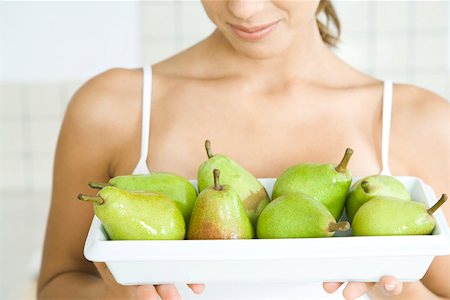 simsearch:633-01272776,k - Woman holding plate of green pears, close-up Foto de stock - Royalty Free Premium, Número: 695-03380438