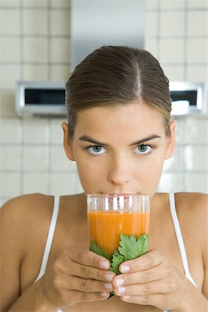 Femme avec verre de jus de carotte frais Photographie de stock - Premium Libres de Droits, Code: 695-03380440