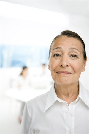 sage - Femme senior souriant à la caméra, portrait Photographie de stock - Premium Libres de Droits, Code: 695-03380488