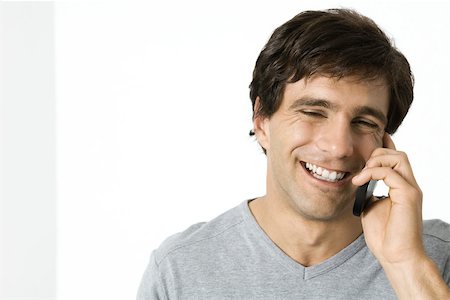 simsearch:695-03380090,k - Man using cell phone, laughing, portrait Foto de stock - Sin royalties Premium, Código: 695-03380576