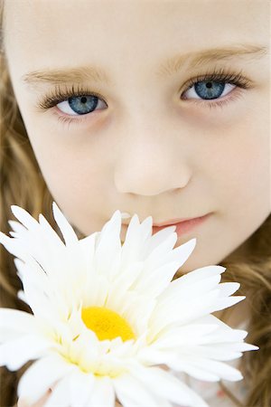 simsearch:696-03398649,k - Petite fille aux yeux bleus holding daisy, portrait, gros plan Photographie de stock - Premium Libres de Droits, Code: 695-03380691