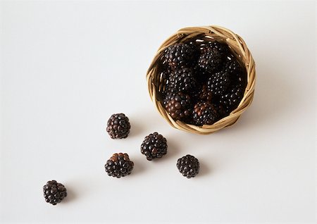 simsearch:695-03381493,k - Blackberries spilling out of basket Fotografie stock - Premium Royalty-Free, Codice: 695-03380738