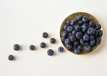 simsearch:696-03396178,k - Bowl of blueberries against white background, high angle view Foto de stock - Royalty Free Premium, Número: 695-03380742