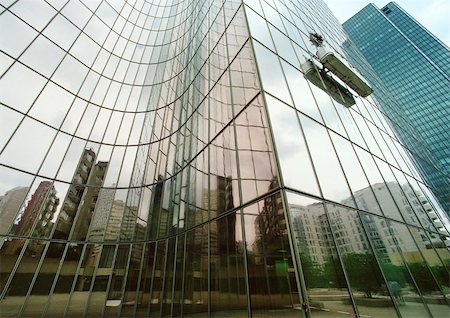 simsearch:632-06317300,k - France, Paris, bâtiments reflètent dans la façade de verre de gratte-ciel Photographie de stock - Premium Libres de Droits, Code: 695-03380802