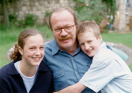 simsearch:695-03385318,k - Father posing with son and daughter outside, portrait. Foto de stock - Royalty Free Premium, Número: 695-03380970