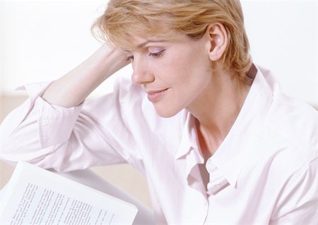 simsearch:632-03027019,k - Woman reading, side view. Stock Photo - Premium Royalty-Free, Code: 695-03381012