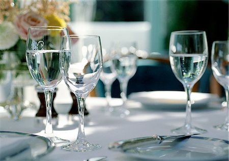 flowers arrangement for dining room - Elegant table settings Stock Photo - Premium Royalty-Free, Code: 695-03381054