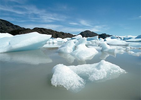 simsearch:696-03397997,k - Chili, glaciers de Patagonie, le Parc National Torres del Paine, flottant sur l'eau Photographie de stock - Premium Libres de Droits, Code: 695-03381067