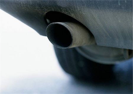 exhaust pipe - Tuyau d'échappement de voiture, gros plan Photographie de stock - Premium Libres de Droits, Code: 695-03381105