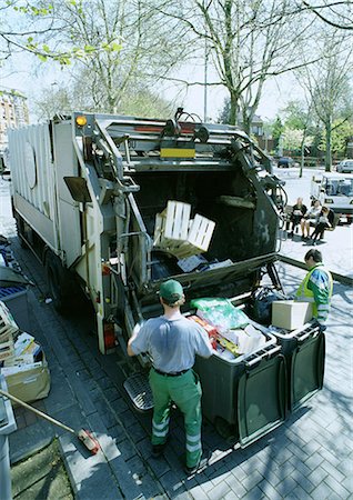 sprecare - Garbage men picking up trash Fotografie stock - Premium Royalty-Free, Codice: 695-03381101