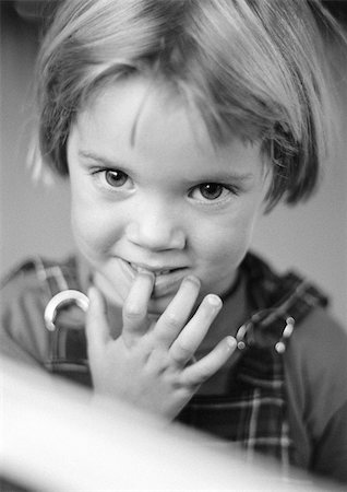 simsearch:696-03398649,k - Petite fille avec le doigt dans la bouche, portrait, b&w Photographie de stock - Premium Libres de Droits, Code: 695-03381145