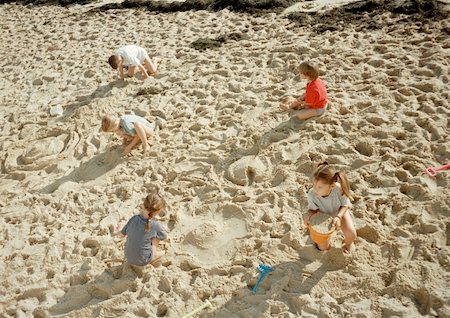 simsearch:695-03385371,k - Children digging in sand, elevated view Foto de stock - Royalty Free Premium, Número: 695-03381177