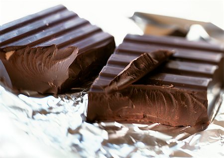 Morceaux de chocolat noir sur une feuille d'aluminium Photographie de stock - Premium Libres de Droits, Code: 695-03381494