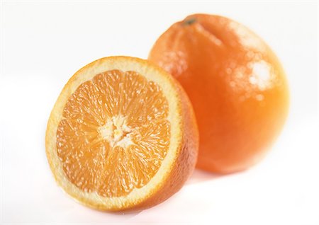 simsearch:695-03381493,k - Oranges, one sliced in half Fotografie stock - Premium Royalty-Free, Codice: 695-03381498