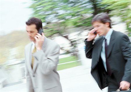 simsearch:695-03386819,k - Two businessmen walking outside, holding cell phones, blurred Foto de stock - Sin royalties Premium, Código: 695-03381587