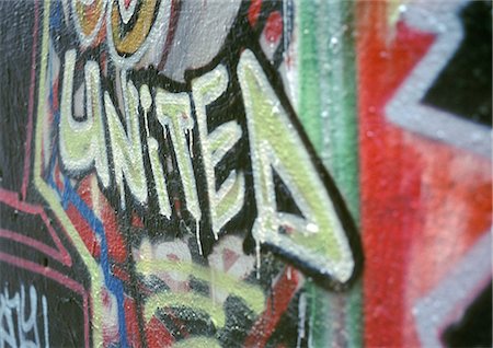 fraternization - Graffiti with word "united", close-up Foto de stock - Sin royalties Premium, Código: 695-03381752