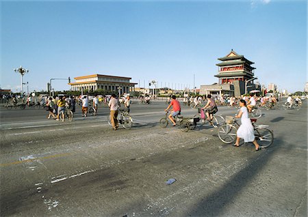 plaza de tiananmen - China, Beijing, Tiananmen Square, people with bikes crossing street Foto de stock - Sin royalties Premium, Código: 695-03381970