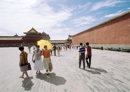 simsearch:862-05997092,k - China, Beijing, people in Forbidden City courtyard Foto de stock - Sin royalties Premium, Código: 695-03381973