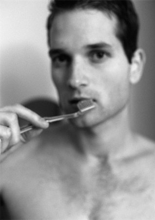 Homme se brosser les dents, floues, portrait, b&w Photographie de stock - Premium Libres de Droits, Code: 695-03382035