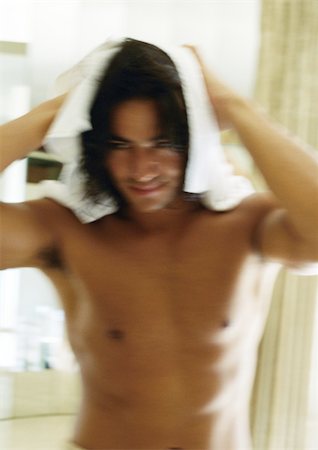 simsearch:696-03399324,k - Barechested man towel-drying hair, waist up, blurred Foto de stock - Royalty Free Premium, Número: 695-03382044