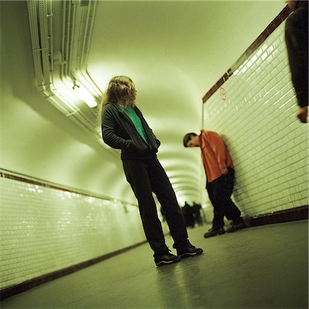 simsearch:695-03382580,k - Young people standing in subway corridor Fotografie stock - Premium Royalty-Free, Codice: 695-03382567