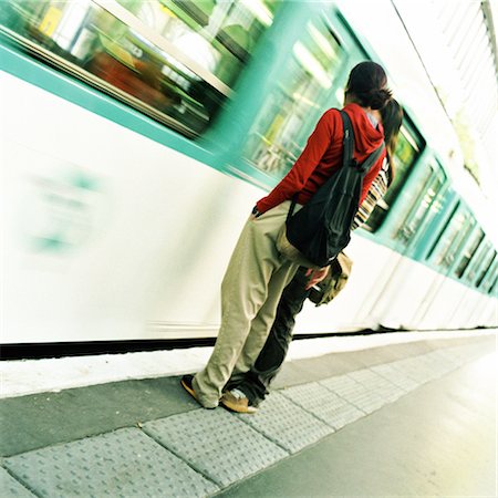 simsearch:695-03382568,k - Young people standing on platform next to moving subway train Fotografie stock - Premium Royalty-Free, Codice: 695-03382580