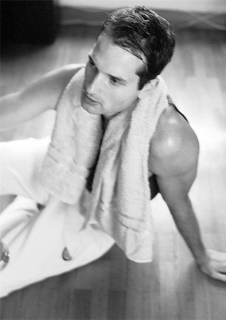 fitness black and white - Man sitting on floor with towel around neck, black and white. Foto de stock - Sin royalties Premium, Código: 695-03382639