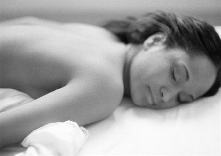 simsearch:6109-06194227,k - Nude woman lying on bed with eyes closed, close-up, black and white. Foto de stock - Sin royalties Premium, Código: 695-03382767