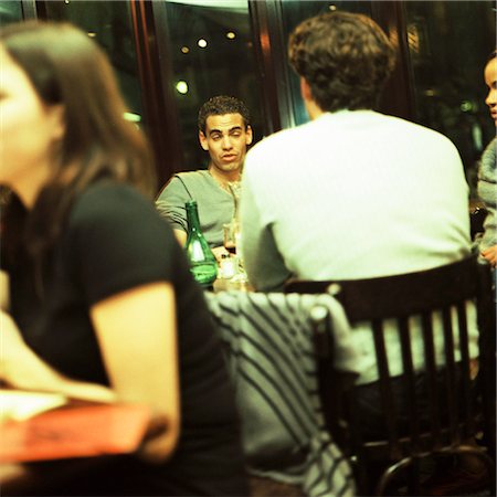 Young people sitting in bar Foto de stock - Sin royalties Premium, Código: 695-03382876