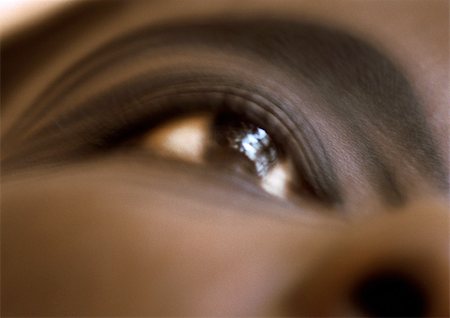 simsearch:695-03383054,k - Woman's brown eye, low angle view, blurred close up. Foto de stock - Sin royalties Premium, Código: 695-03383015