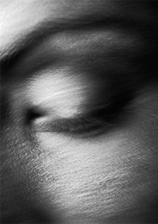 fond de teint - Oeil de femme fermée, close up, noir et blanc, flou Photographie de stock - Premium Libres de Droits, Code: 695-03383084