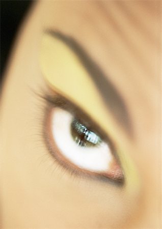 simsearch:695-03383135,k - Woman's eye looking up, close-up Foto de stock - Sin royalties Premium, Código: 695-03383090