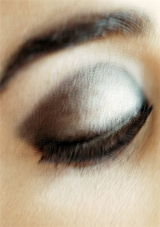 simsearch:400-04624555,k - Woman's made-up, lowered eye, close-up Fotografie stock - Premium Royalty-Free, Codice: 695-03383107