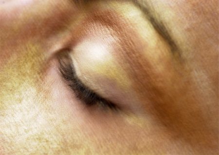 simsearch:695-03383135,k - Woman's closed eye, gold make-up on face, close-up, blurry. Foto de stock - Sin royalties Premium, Código: 695-03383112
