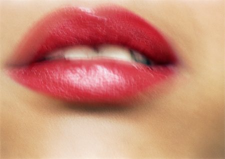 simsearch:695-03383133,k - Femme portant des rouges à lèvres, gros plan d'ouvrir la bouche, floue. Photographie de stock - Premium Libres de Droits, Code: 695-03383162